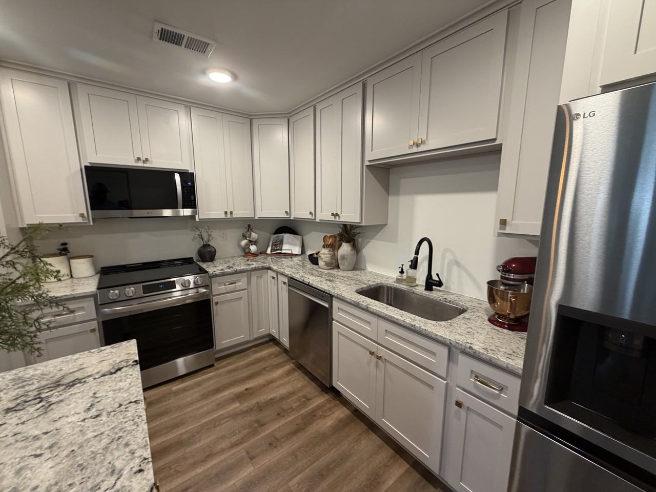 139 Magnolia Dr #1 - Photo 4 of 17
