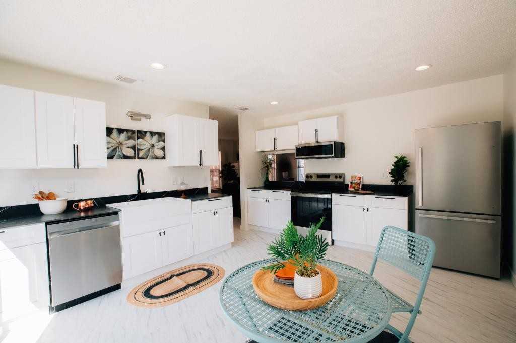 21523 Hyerwood - Photo 4 of 12
