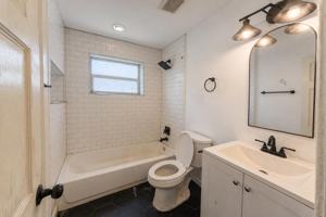 featured image of 1600 Center St