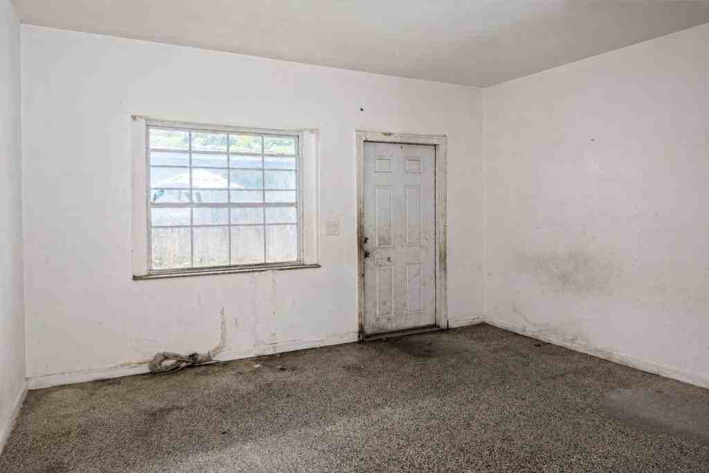 1600 Center St - Photo 7 of 17