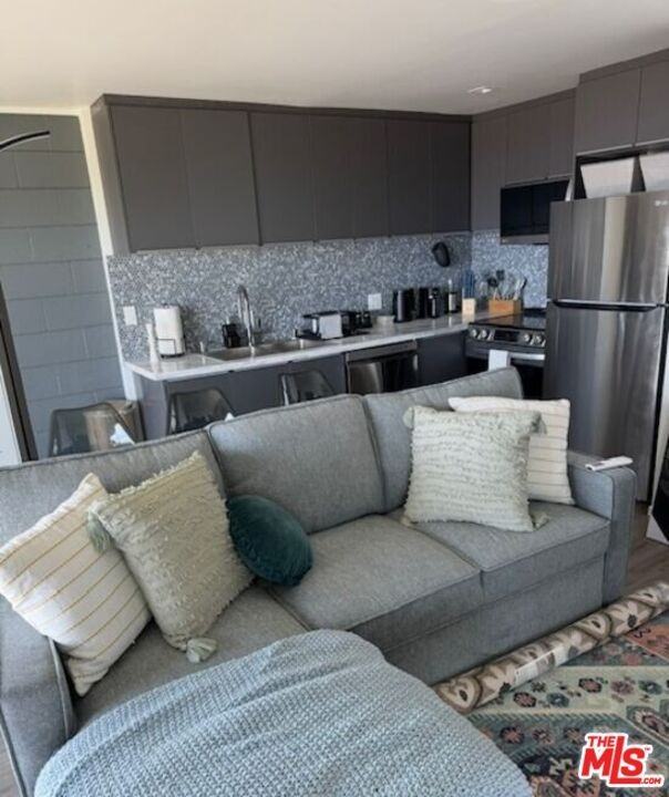 1433 Silvius Ave - Photo 4 of 7