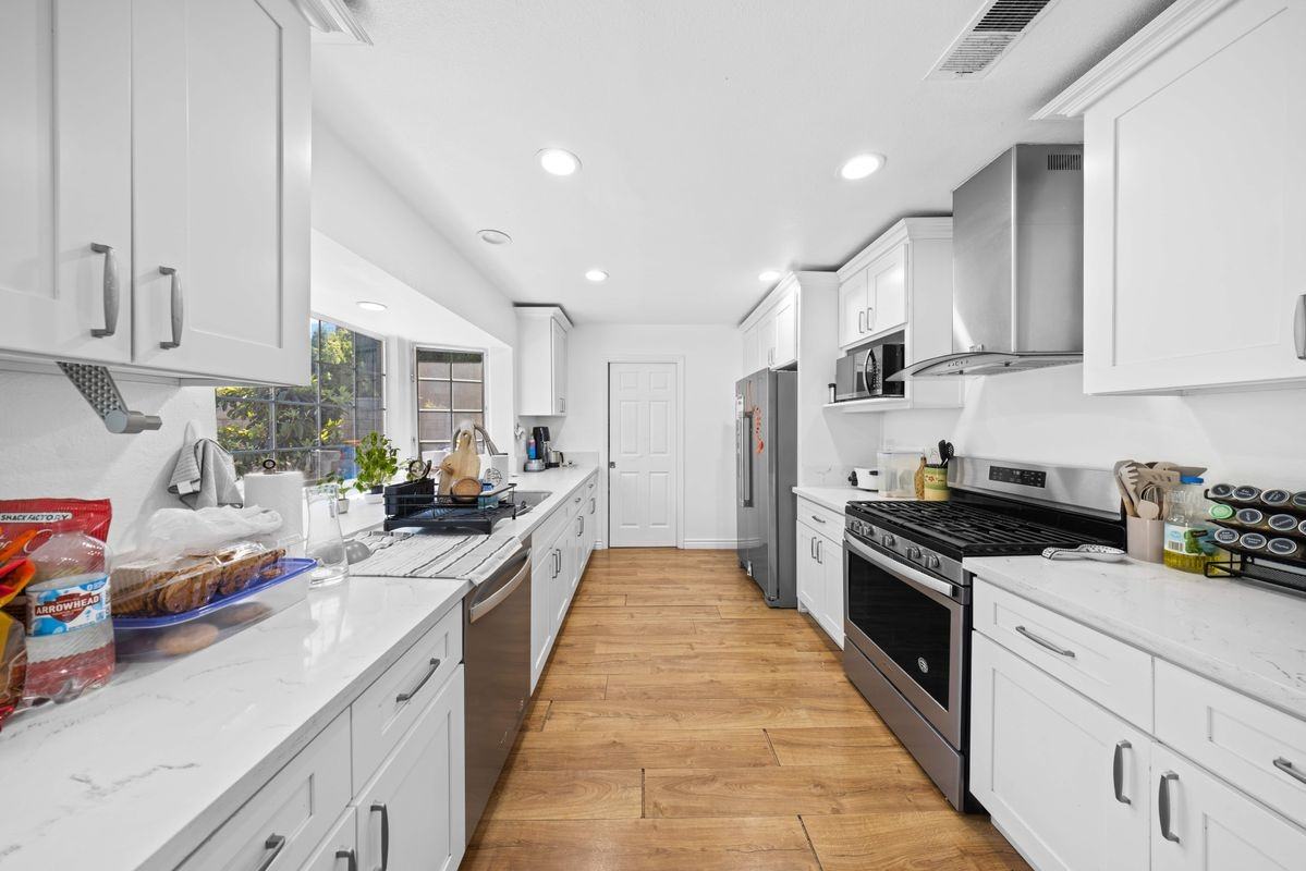 17612 Webster Ave - Photo 3 of 34
