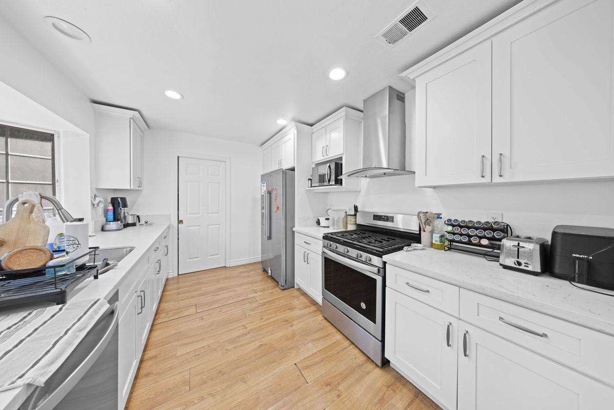 17612 Webster Ave - Photo 4 of 34
