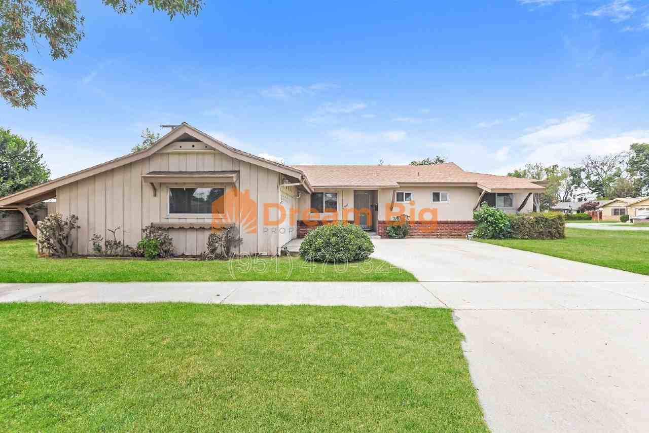 5971 Sunland Pl - Photo 5 of 34