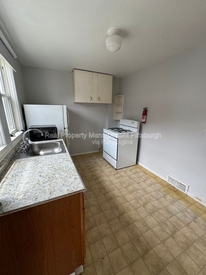 627 5th Ave - Photo 2 of 9