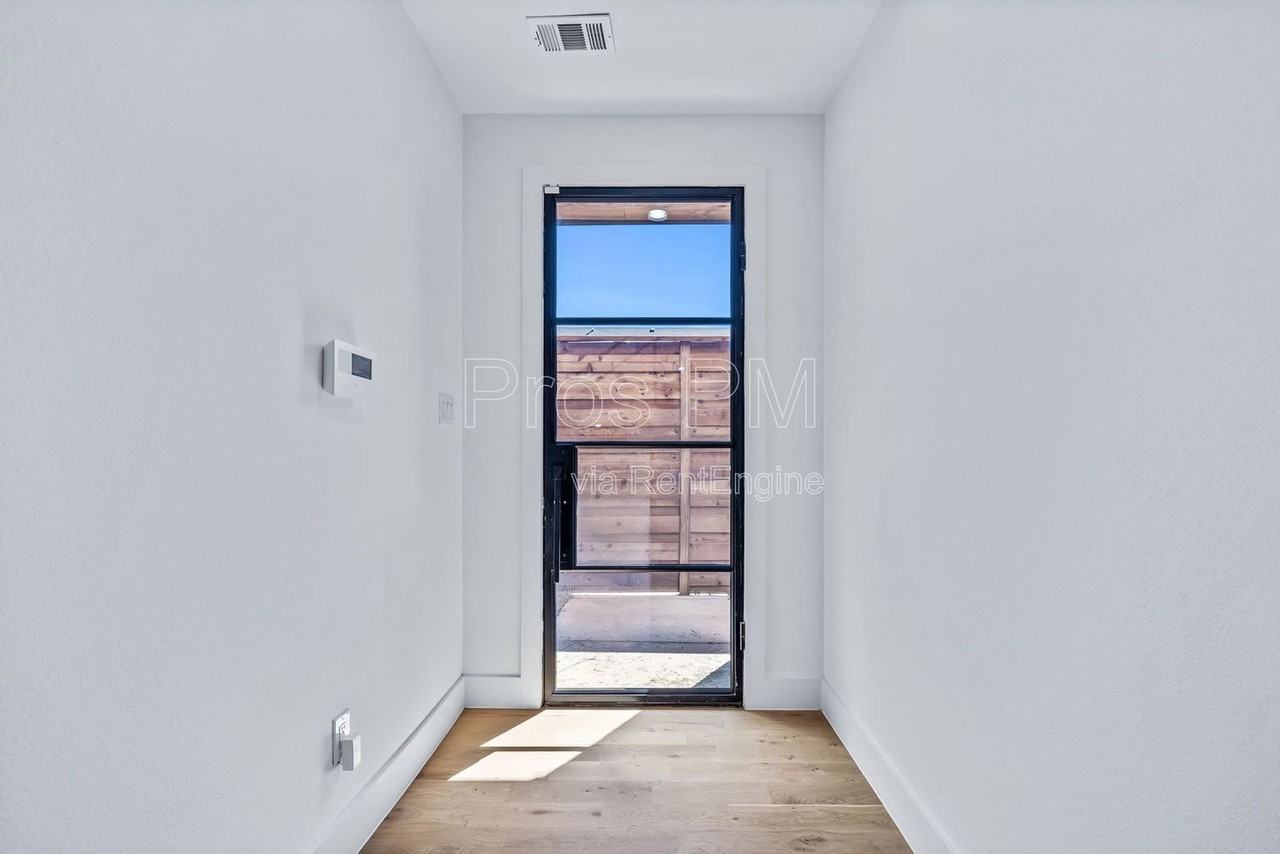 410 Avenue L #B - Photo 3 of 50