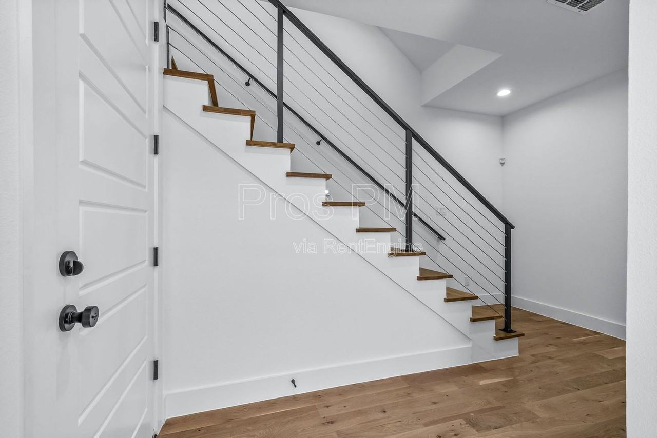 410 Avenue L #B - Photo 4 of 50
