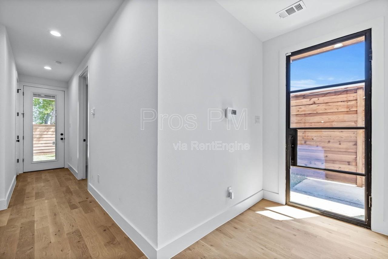 410 Avenue L #B - Photo 5 of 50