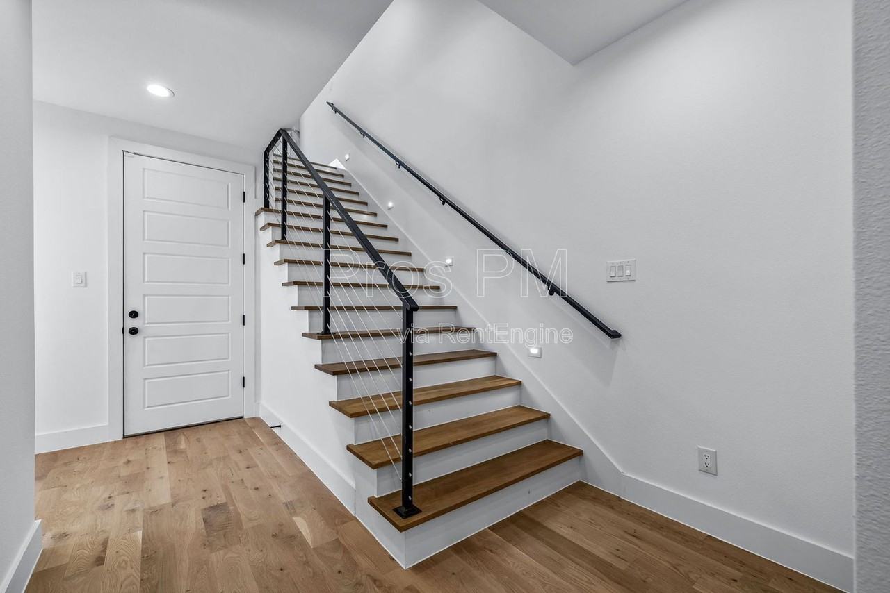 410 Avenue L #B - Photo 6 of 50