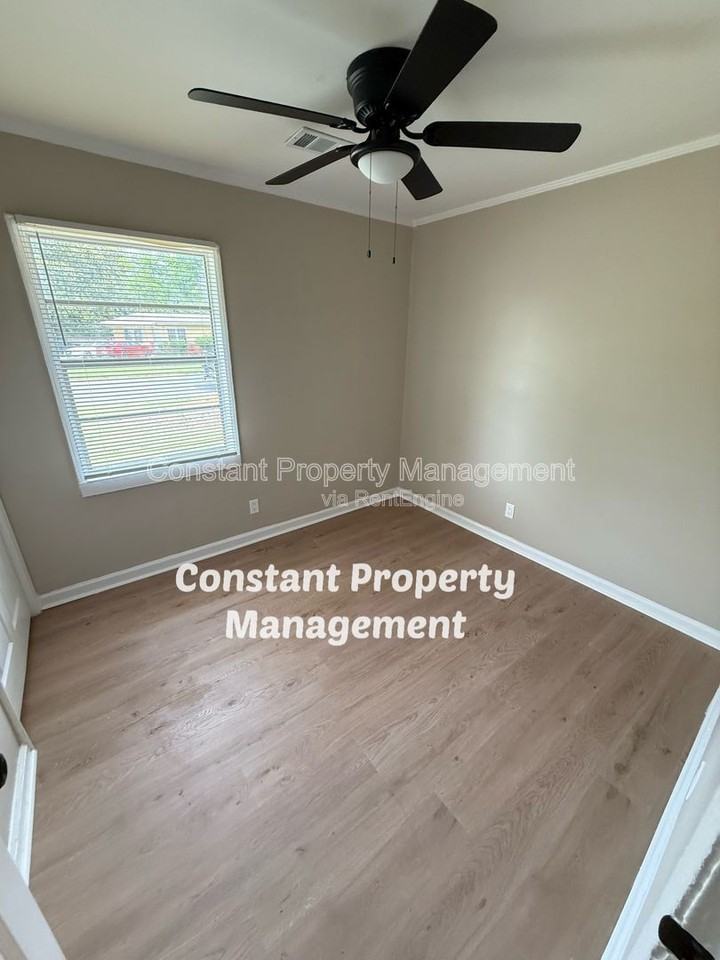 4233 Elkan Ave - Photo 4 of 15