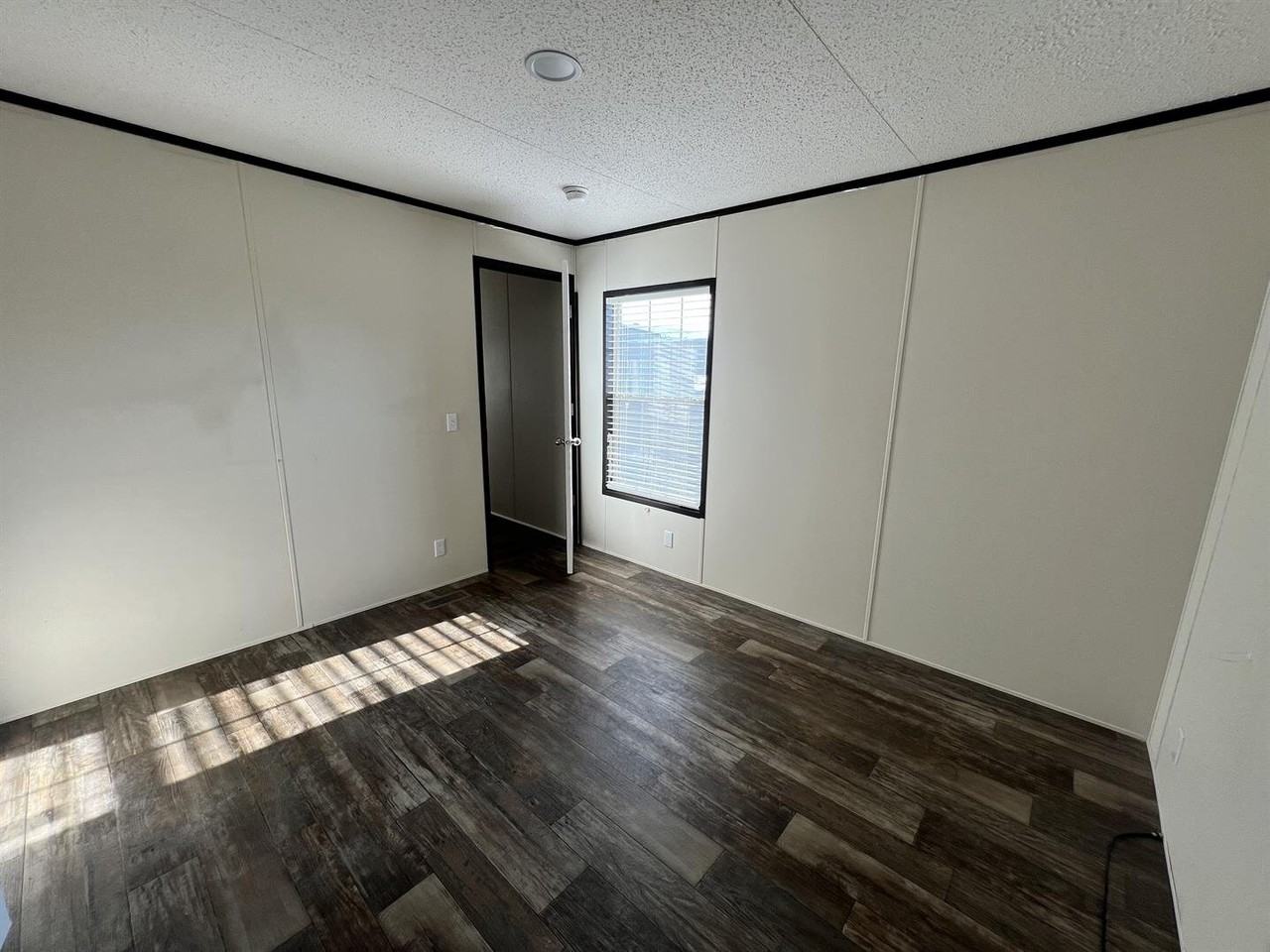 25214 Roseville Mhp Llcgratiot Ave #180 - Photo 3 of 9