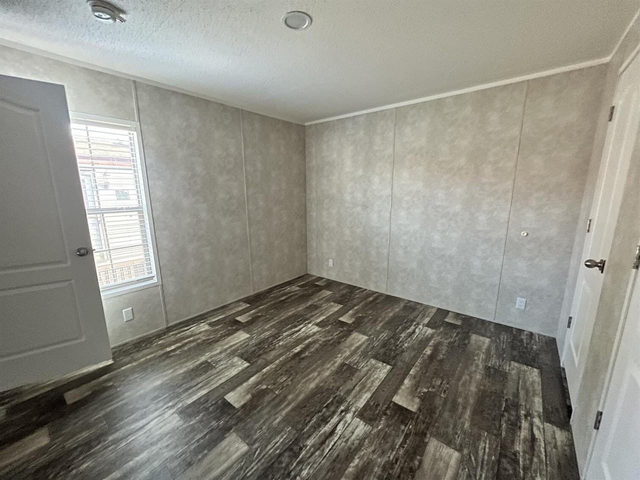 25214 Roseville Mhp Llcgratiot Ave #180 - Photo 4 of 9