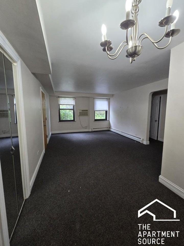 7326 N Ridge Blvd #1W - Photo 2 of 13