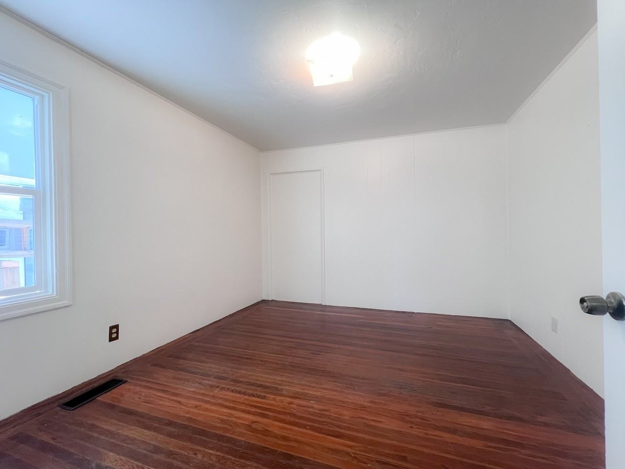 1054 Cornell Ave - Photo 7 of 20