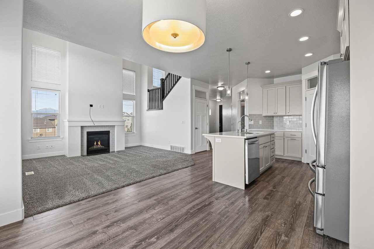 4442 W Lone Shadow Ln - Photo 6 of 20