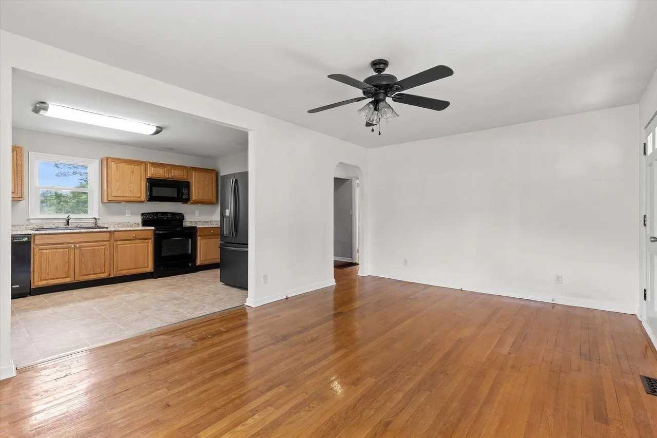 1604 E Ridge Ave - Photo 4 of 19