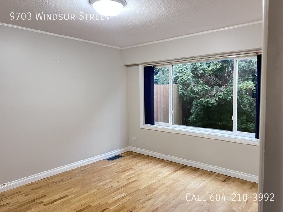 9703 Windsor St - Photo 6 of 20