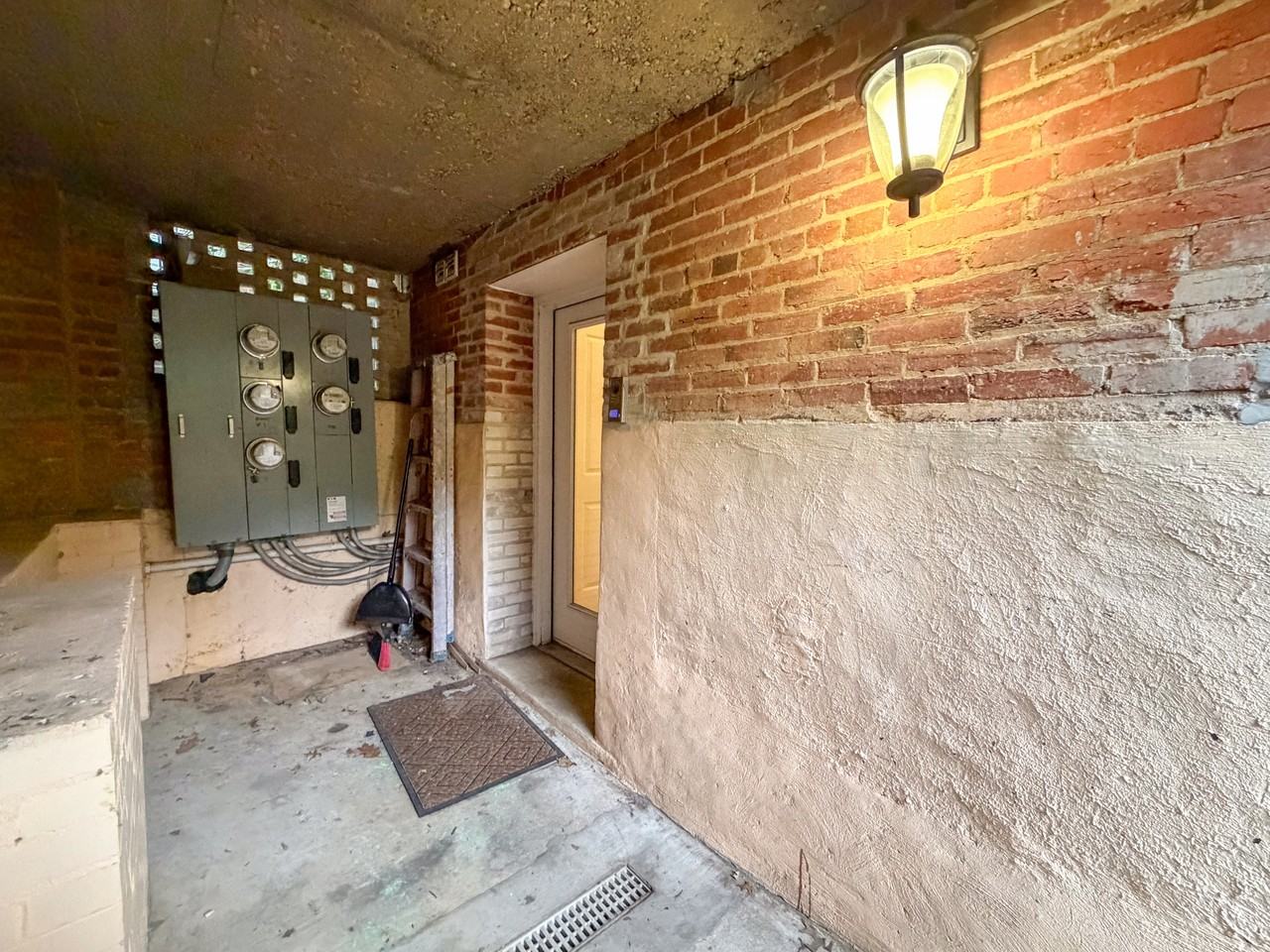 1601 Hobart St Nw #1 - Photo 5 of 35