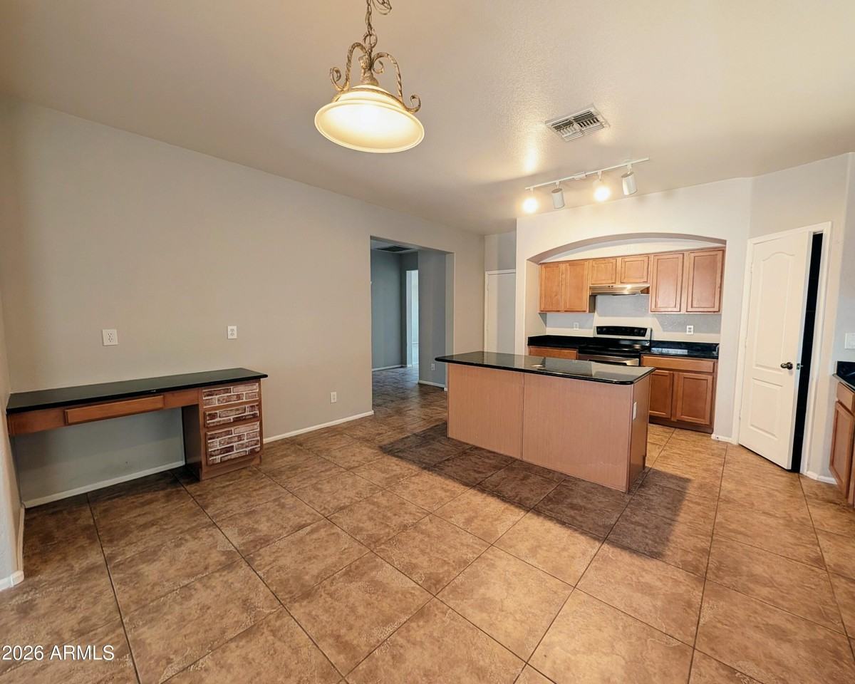 738 E Saddle Way - Photo 5 of 18