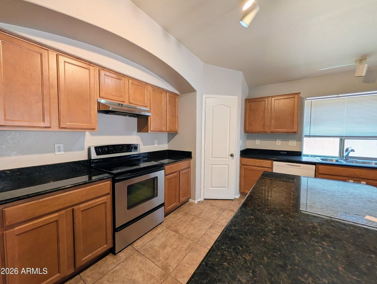 738 E Saddle Way - Photo 7 of 18