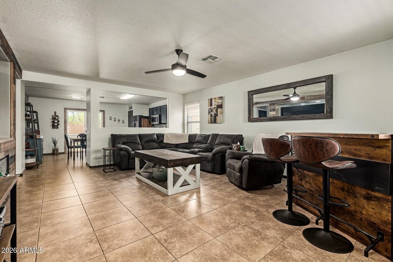 3032 W Red Fox Rd - Photo 4 of 34
