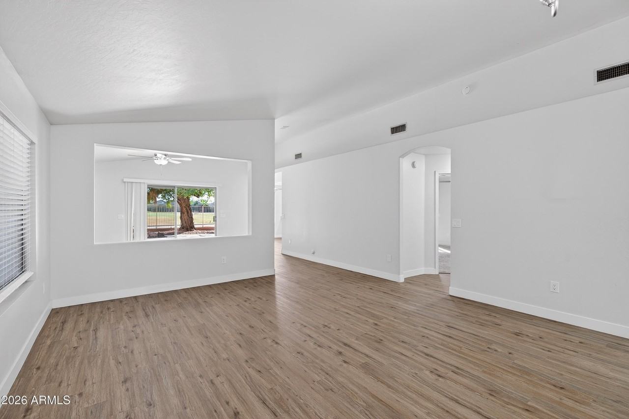 1365 E Betsy Ln - Photo 5 of 36