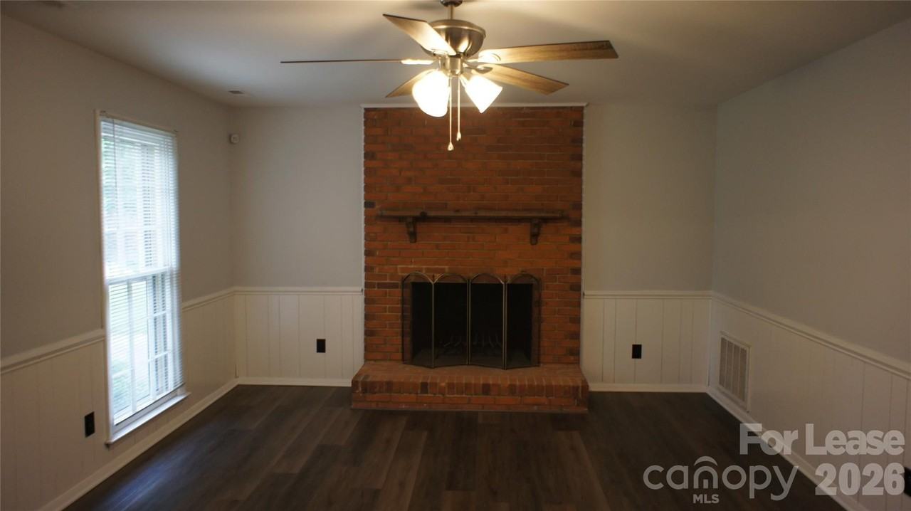 10000 Ridgemore Dr - Photo 4 of 43