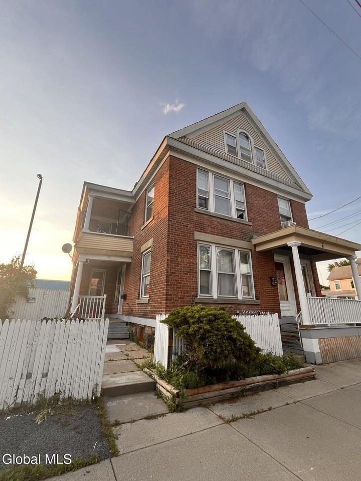 1 Chestnut St #2