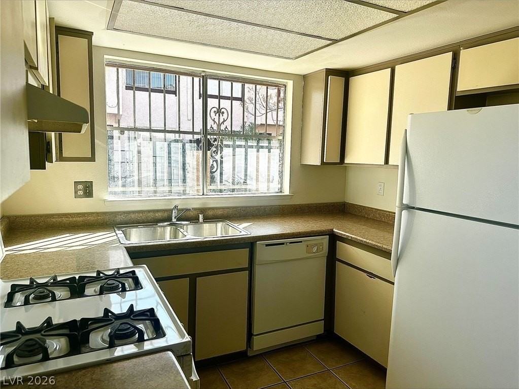 4338 Caliente St #15 - Photo 7 of 19