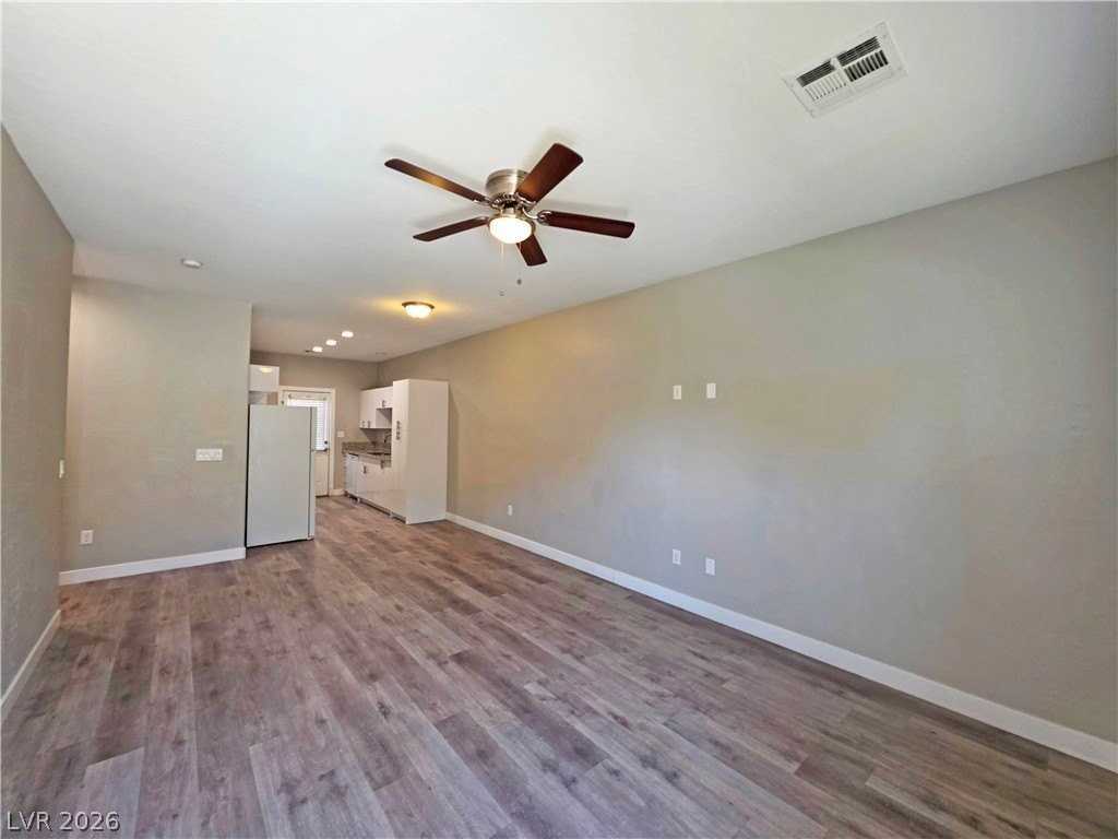 1121 Sixshooter Ave #4 - Photo 5 of 25