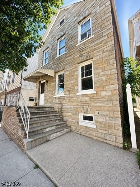 120 Grant Ave - Photo 2 of 11