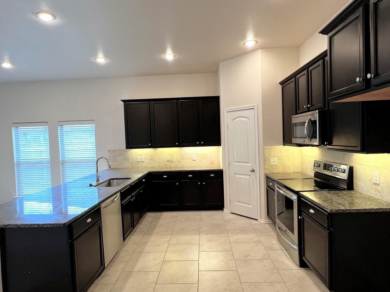 9605 Rochester Ave - Photo 3 of 16