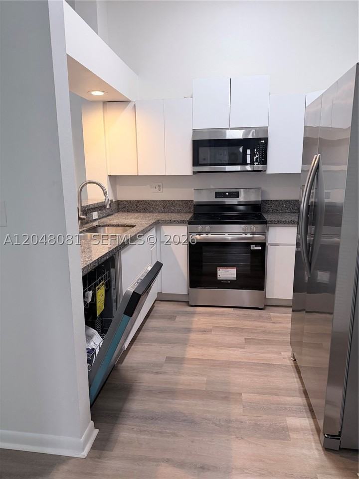 1657 Tyler St #207 - Photo 5 of 9