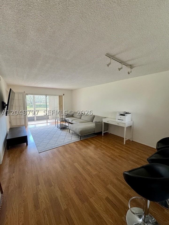 950 Hillcrest Dr #109 - Photo 3 of 11
