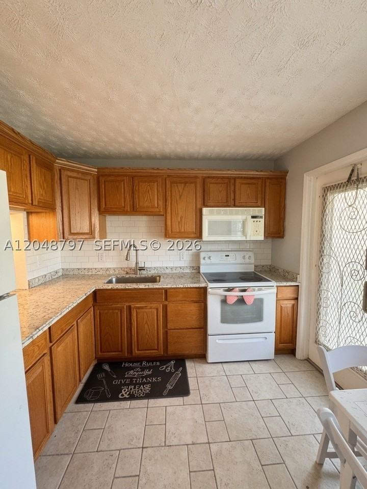 950 Hillcrest Dr #109 - Photo 4 of 11