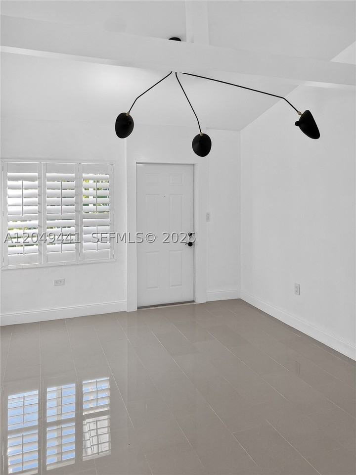 525 Ne 63rd St #4 - Photo 4 of 41