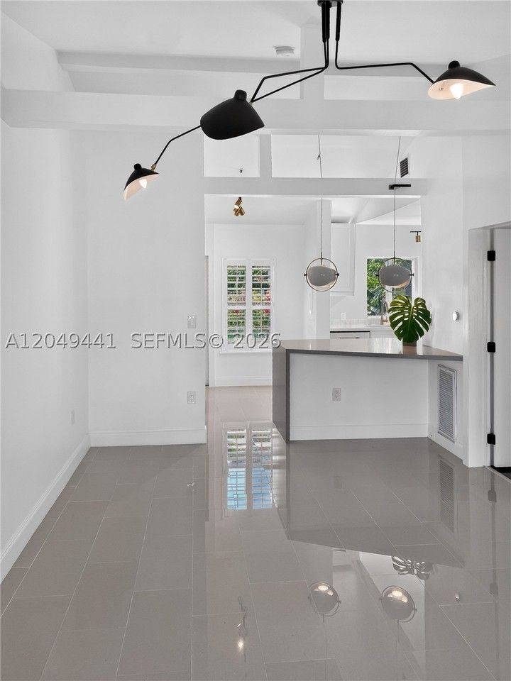 525 Ne 63rd St #4 - Photo 5 of 41