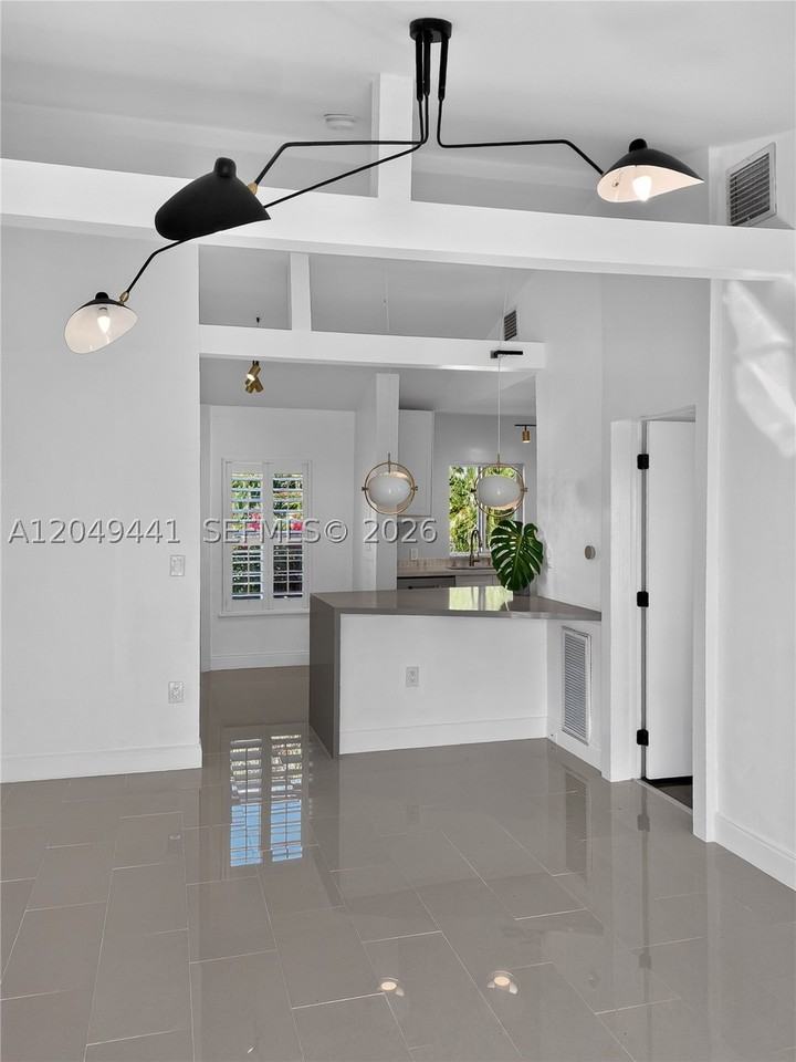 525 Ne 63rd St #4 - Photo 7 of 41