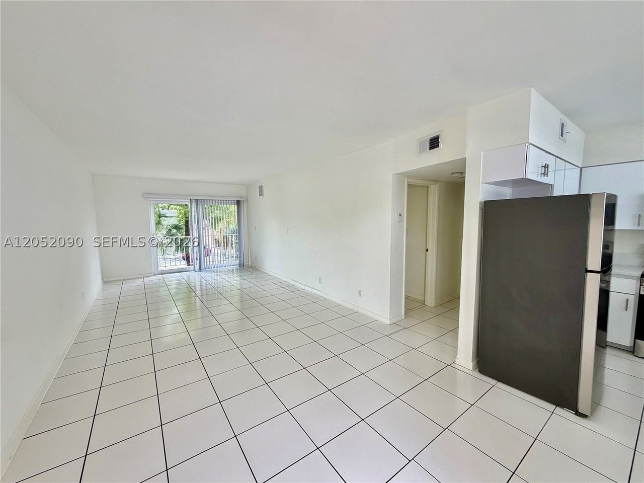 2352 Ne 9th St #B - Photo 3 of 19