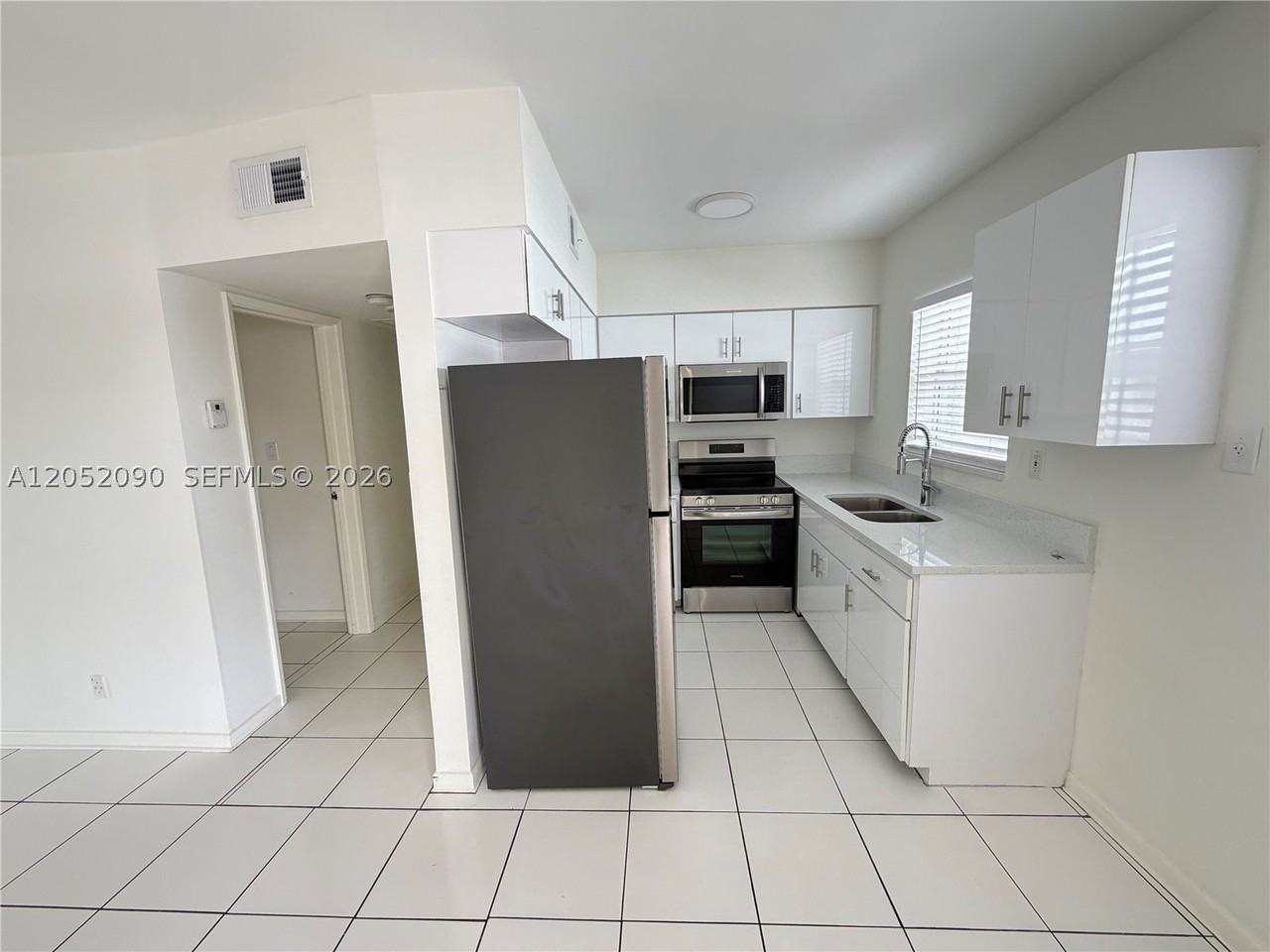 2352 Ne 9th St #B - Photo 4 of 19