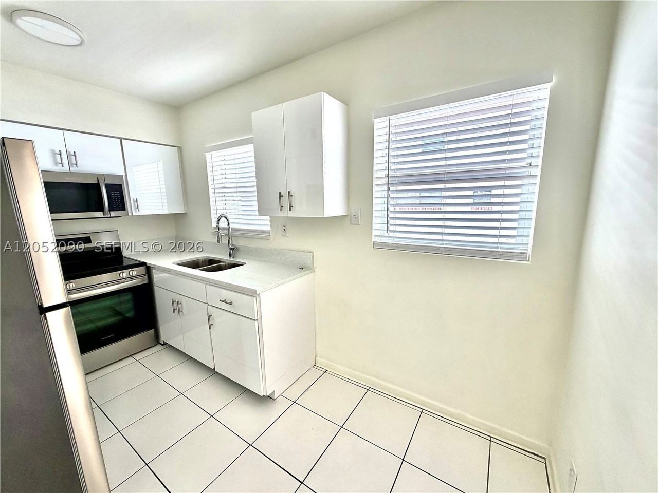 2352 Ne 9th St #B - Photo 5 of 19