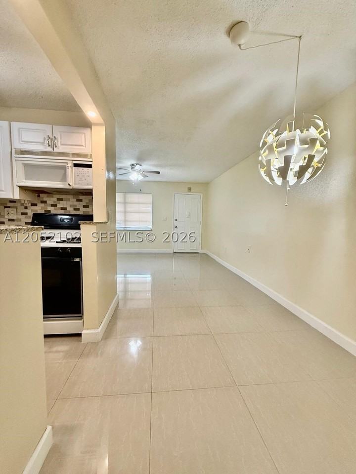 20210 Ne 2nd Ave #V4 - Photo 5 of 17