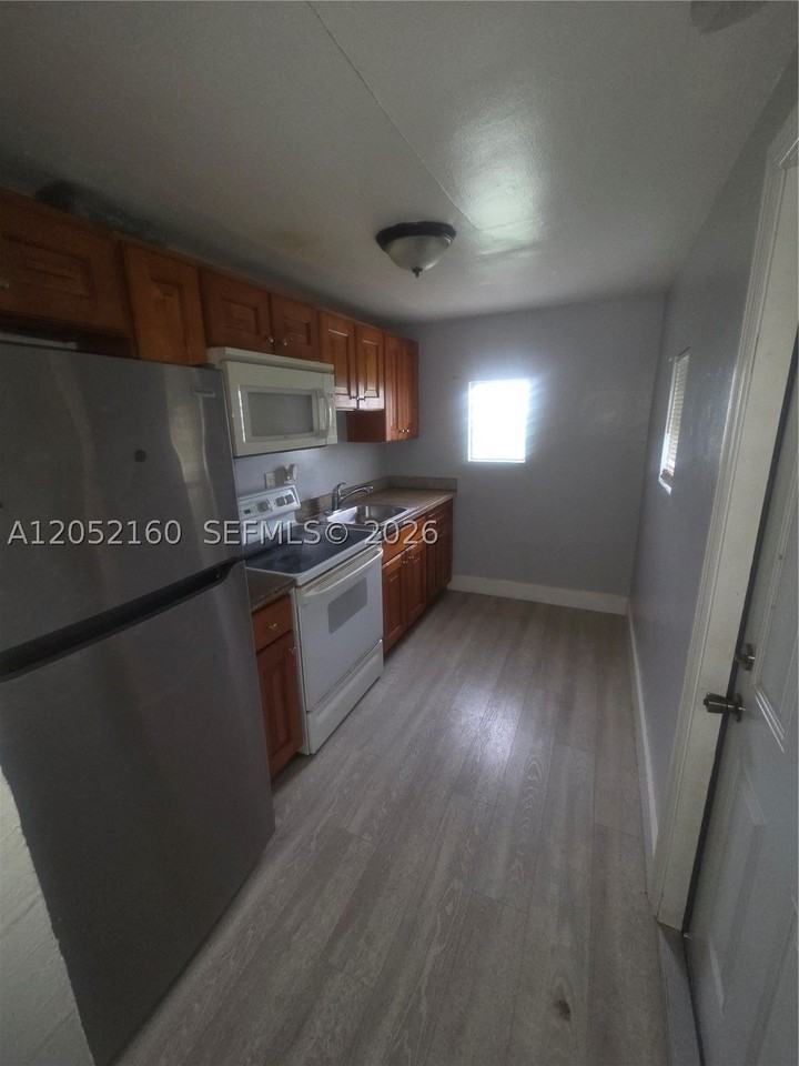 4017 Sw 24th St #4 - Photo 5 of 11