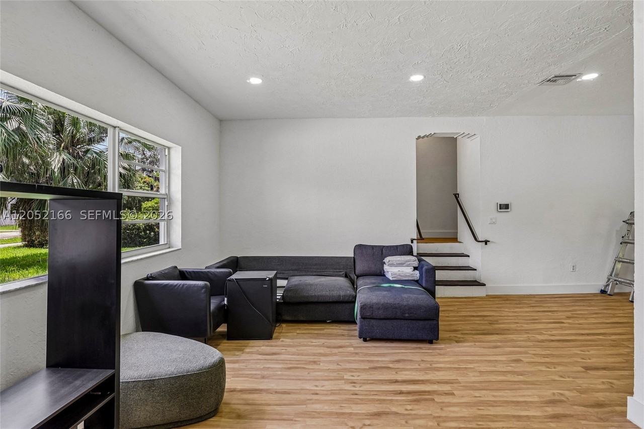 130 Nw 85th St - Photo 5 of 33