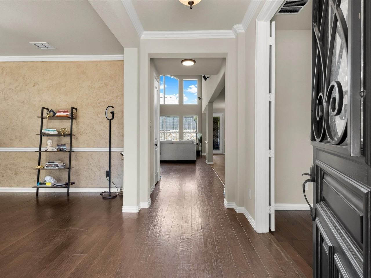 214 Crestbrook Dr - Photo 3 of 22