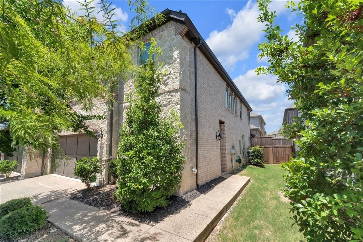 3905 Saint Ives Ln - Photo 2 of 32