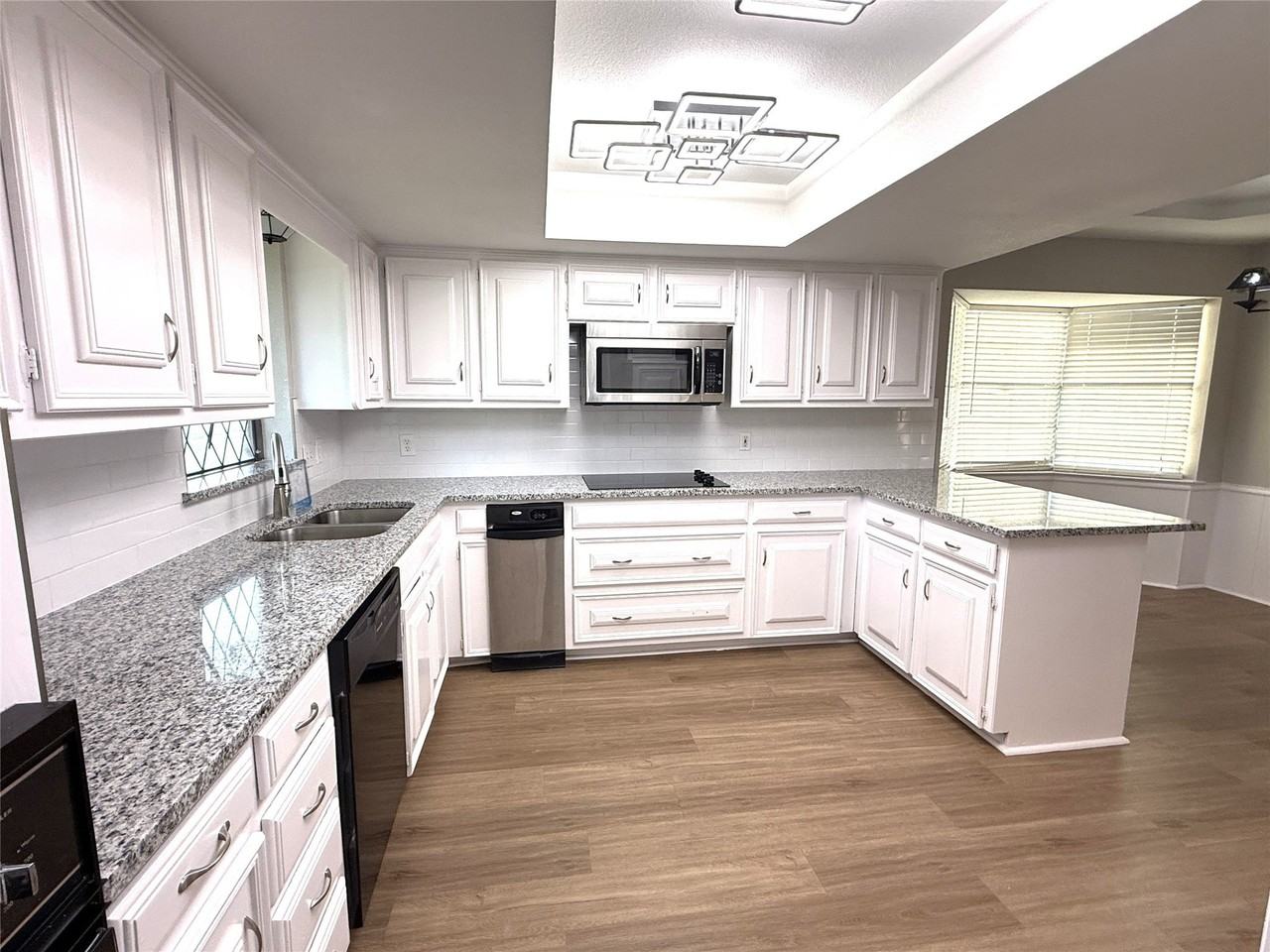1543 Chisolm Trl - Photo 3 of 24