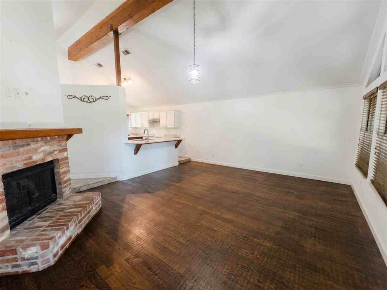 1404 Daffodil Ln - Photo 4 of 16