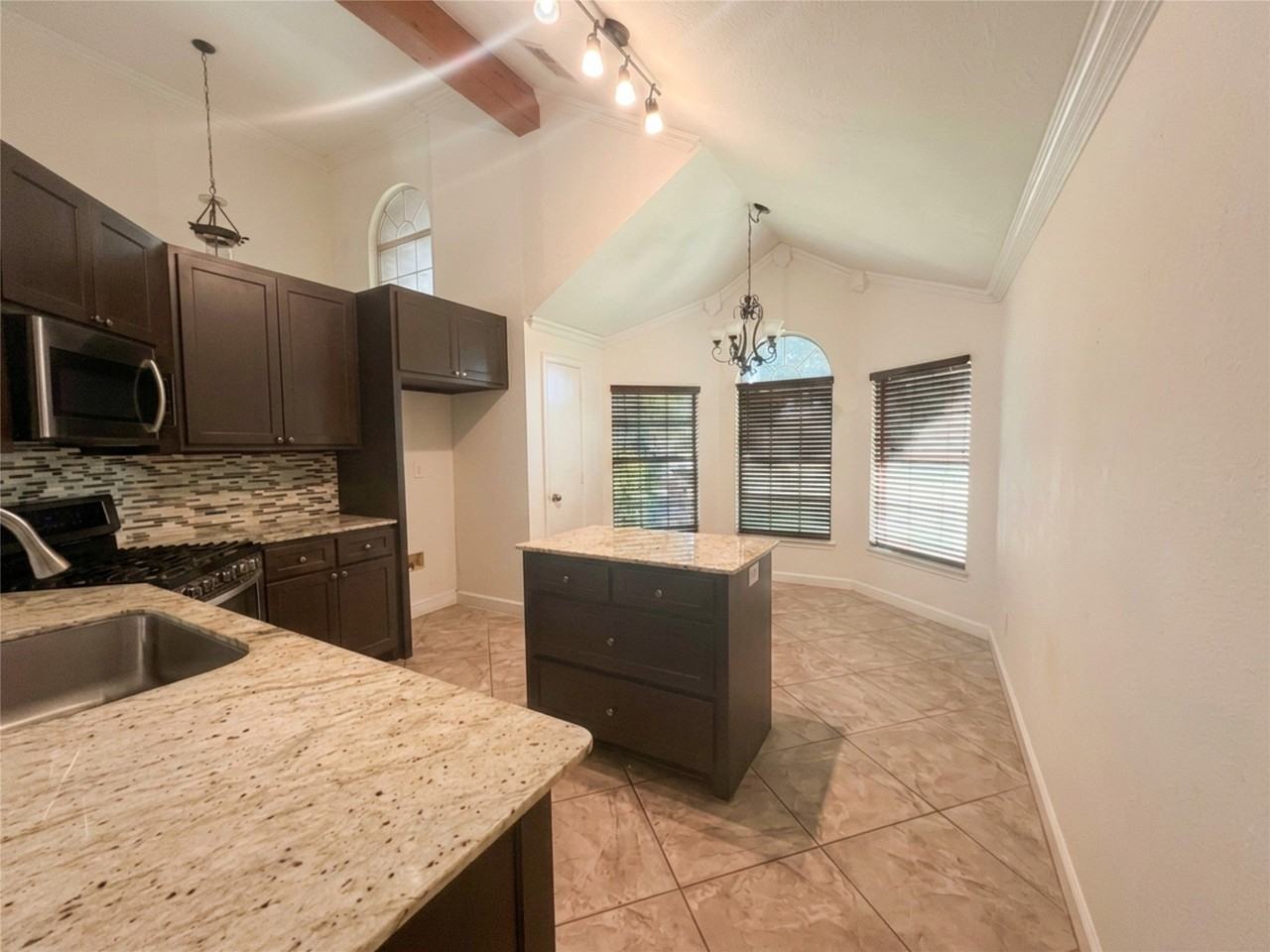 1404 Daffodil Ln - Photo 6 of 16