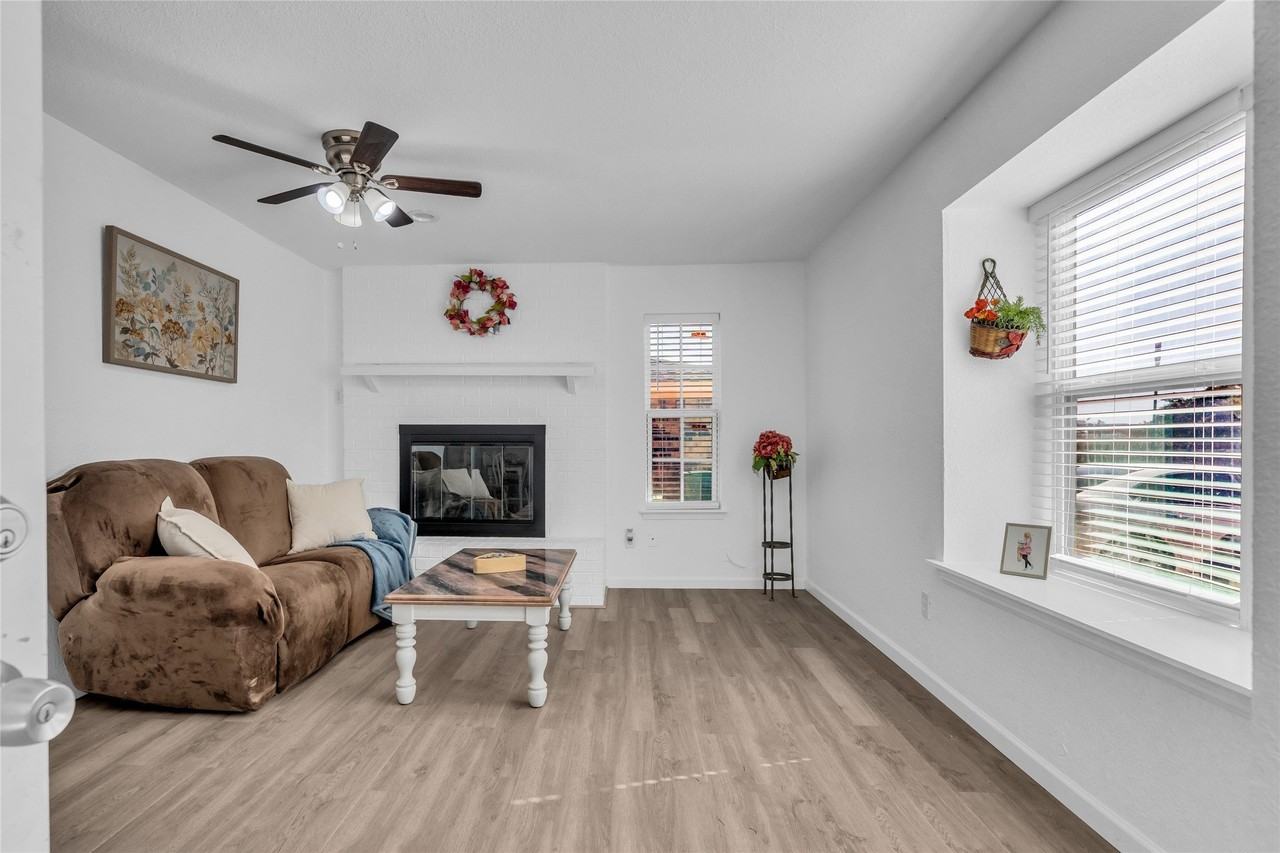 1319 Parkway Ct - Photo 4 of 40